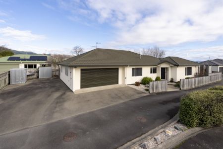 Easycare Living on Annesbrook Drive!