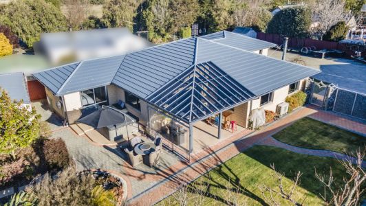 Massive 6-Car Garaging, Spacious & Easy Lifestyle