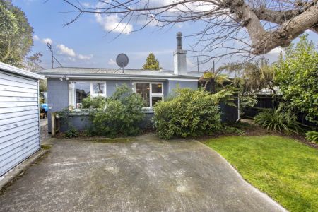 Coastal Charm & Enchanting Gardens