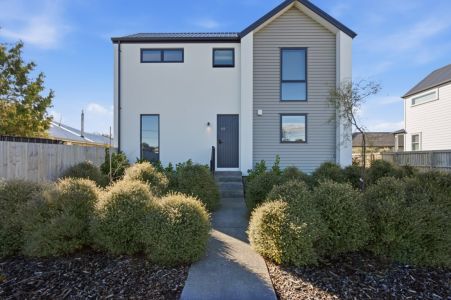 Contemporary Comfort on Edmonds Street!