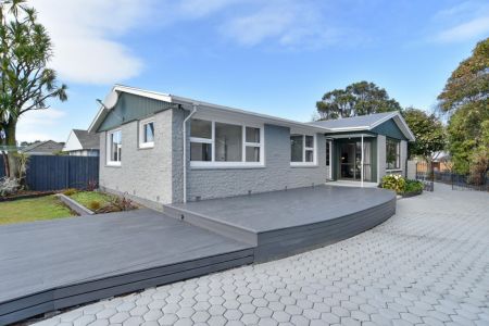 Spacious Light Home With Garage and Studio