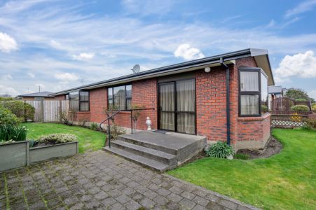 Front Townhouse, Fantastic Location!