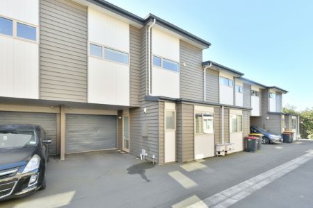 Sunny Spacious Apartment With Lock-Up Garage
