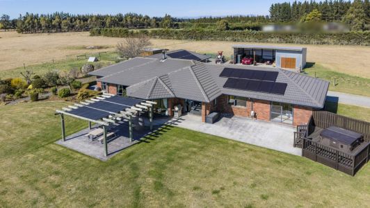 Large home, 2 Ensuites, Solar and More