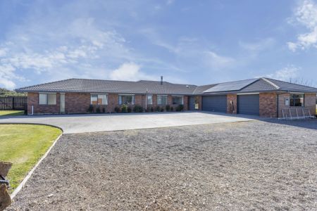 Large home, 2 Ensuites, Solar and More
