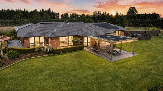 Large home, 2 Ensuites, Solar and More