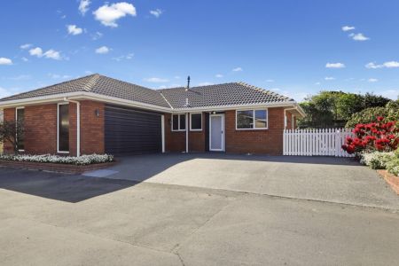 Private Lane, Conservatory & Established Gardens!