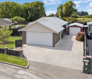 Garaging Galore & Space to Spare!