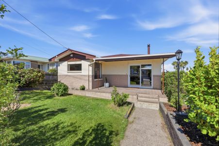 Solid Brick Living in Sought After Waverley