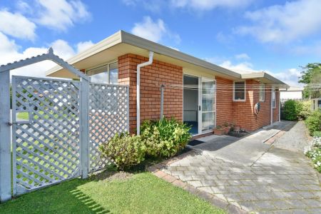 Single Level Over 60's Townhouse In A Quiet Lane